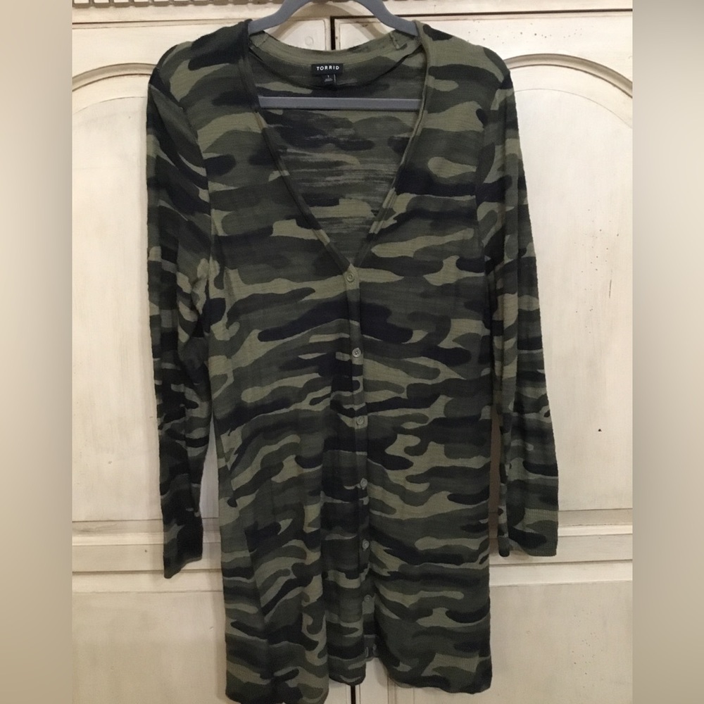 Torrid Women’s Soft Lightweight Camo Boyfriend Cardigan Size 1 EUC